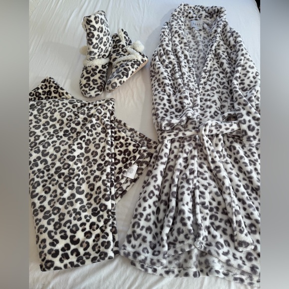 Nicole Miller New York Other - Robe slippers throw leopard faux fur size L matching set